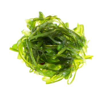 Beyaz arkaplanda alg salatası