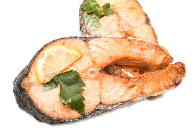 Beyaz arka planda fırında somon bifteği