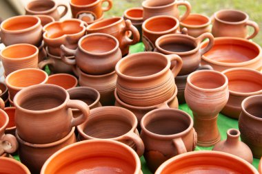 Çeşitli boyutlarda ve şekillerde el yapımı toprak eşyalar.