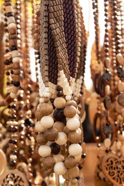 Taş ve ahşaptan yapılmış el yapımı mücevherler.