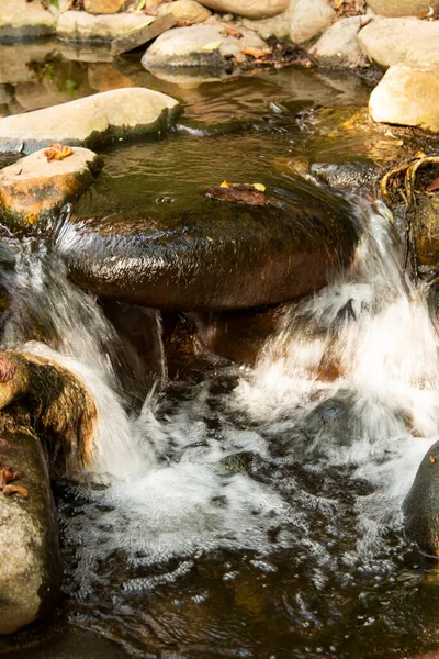 Água Forma Uma Cachoeira Entre Pedras — Fotografia de Stock