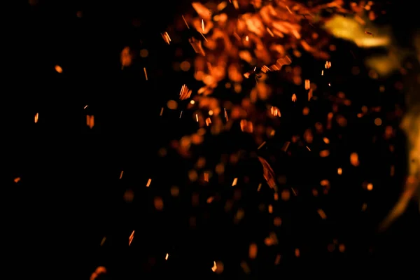 Feuerflamme Mit Funken Auf Schwarzem Hintergrund lizenzfreie Stockbilder