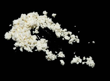 Siyah arkaplanda beyaz süzme peynir