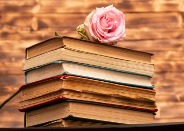 Ahşap arka planda bir yığın eski kitap