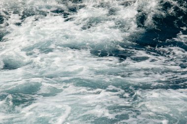 Arkaplan olarak beyaz kabarcıklı deniz dalgaları