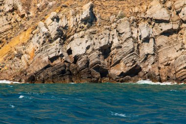 Yamaçtan kayalığa, manzara gibi.