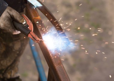 Kaynak işinden kıvılcımlar