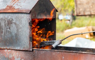 Izgarada ateş yakmak.