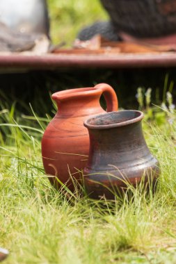 Çeşitli boyutlarda ve şekillerde kilden yemekler.