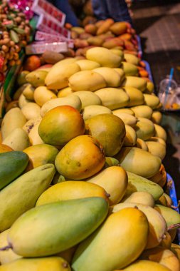 Olgun mango meyveleri üst üste istiflenmiş.