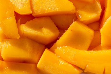 Arkaplan olarak olgun mango dilimleri