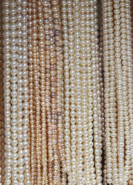 Arkaplan olarak boncuk şeklinde çok renkli inciler.