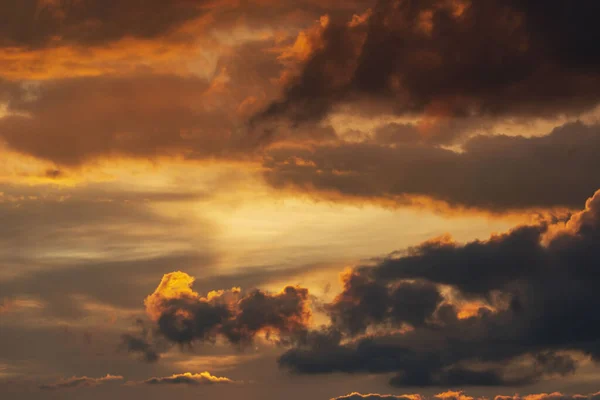 Gul Och Svart Himmel Vid Solnedgången — Stockfoto