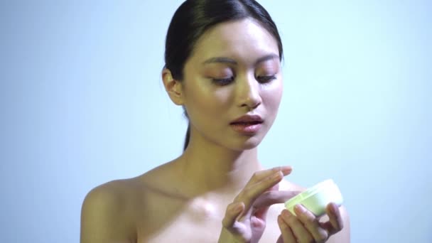 Csinos Ázsiai Alkalmazó Krém Puha Bőr Kék — Stock videók