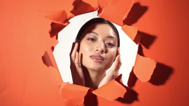 Junge Asiatische Frau Berühren Perfekte Haut Der Nähe Zerrissenes Papier — Stockvideo