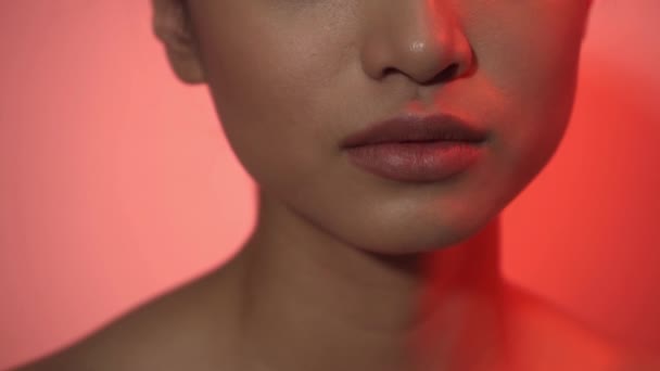 Beskärd Utsikt Över Ung Kvinna Med Perfekt Hud Rosa — Stockvideo
