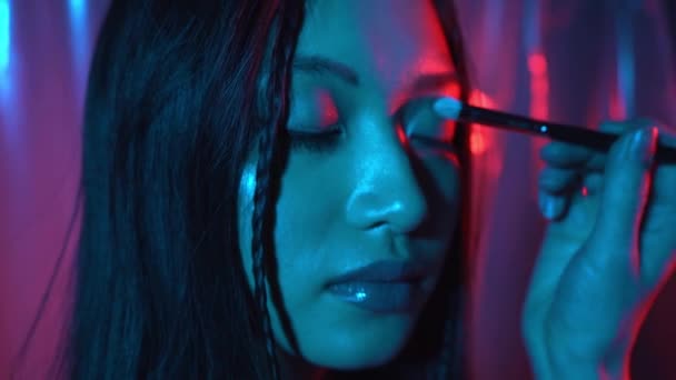 Makeup Artist Tillämpa Ögonskugga Ung Asiatisk Kvinna Rosa Och Blått — Stockvideo