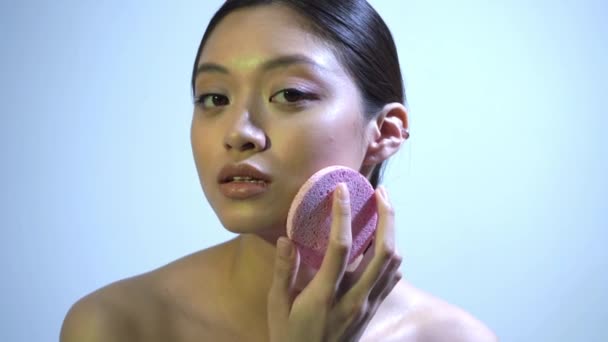 Азіатська Жінка Відлущує Шкіру Обличчі Пемзою Синьому — стокове відео