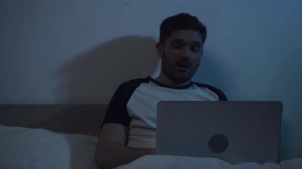 Zeitlupe Eines Jungen Mannes Der Während Eines Videogesprächs Bett Spricht — Stockvideo