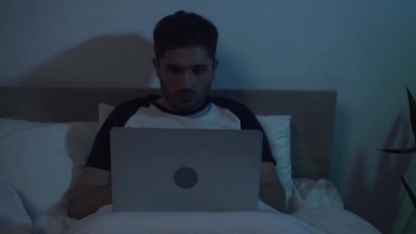 Молодий Фрілансер Працює Ноутбуці Ліжку Вночі — стокове відео