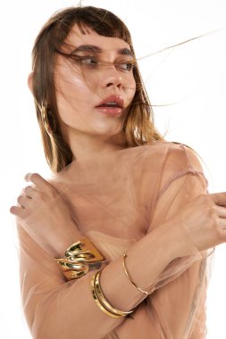 Güzel genç bir kadın şık bir atmosferde zarafet ve cazibeyle moda anlayışını sergiliyor..