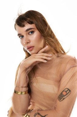 Bu çarpıcı genç kadın zarif bir pozla güzelliğini ve tarzını sergiliyor..