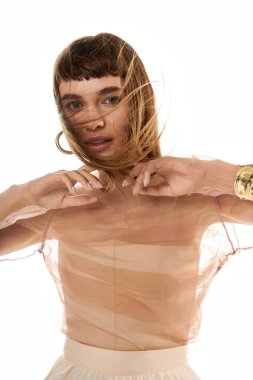 Şık genç kadın zarif poz veriyor, saçlar süzülüyor, güzellik ve çağdaş moda ifade ediyor..