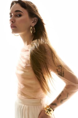 Tarz sahibi genç bir kadın uzun saçlarıyla ve parlak bir ortamda zarafetini sergiliyor..