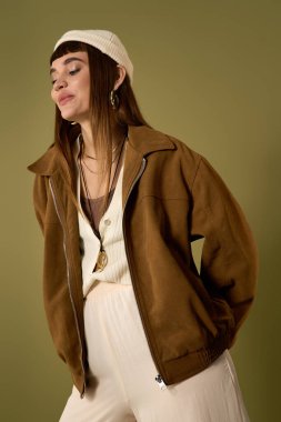 Genç, güzel bir kadın şık bir elbise içinde zarafetle poz veriyor, ışıl ışıl bir tarz ve cazibe..