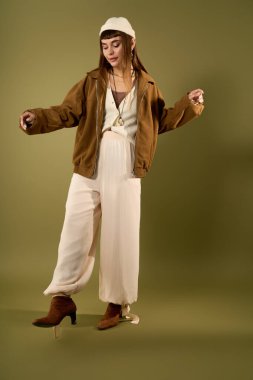 Genç ve güzel bir kadın şık bir kıyafetle poz verirken moda tarzını sergiliyor..