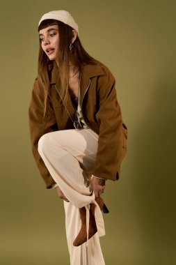 Modaya uygun genç bir kadın şık ayakkabılarını yumuşak bir arka planda sakin bir ifadeyle ayarlıyor..