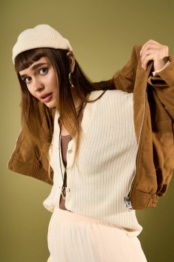 Genç bir kadın, şık kıyafetini sıcak bir ortamda ayarlarken cazibe ve tarz saçar..