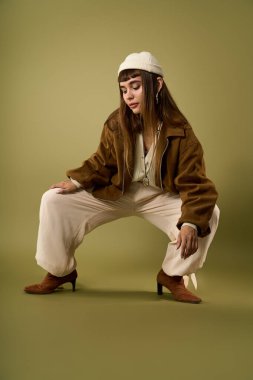 Şık bir genç kadın kendine has tarzını canlı bir ortamda sergiliyor..