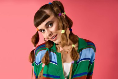 Güzel bir kadın renkli saç süsleri ve canlı bir kıyafetle şık görünümünü sergiliyor..