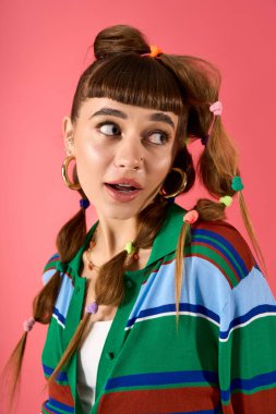 Genç bir kadın renkli aksesuarlarıyla eğlenceli ve modaya uygun bir saç stili sergiliyor..