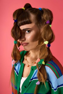 Genç, güzel bir kadın renkli saç stili ve şık kıyafetleriyle göz kamaştırıyor..