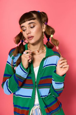 Renkli saç süslemeleri olan genç bir kadın eşsiz tarzını parlak kıyafetlerle sergiliyor..