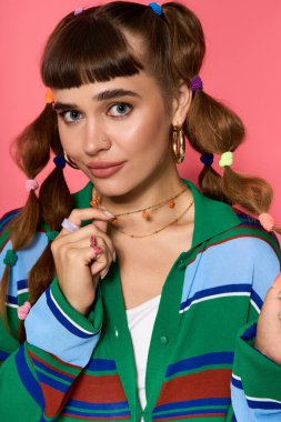 Genç bir kadın renkli aksesuarları ve parlak bir gülümsemesiyle şık görünümünü sergiliyor..