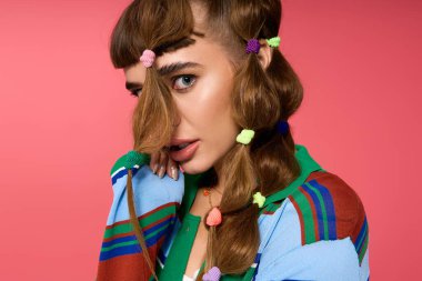 Genç ve güzel bir kadın şık görünümünü, neşeli saç aksesuarlarıyla, parlak bir gülümsemeyle sergiliyor..