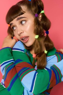 Genç ve güzel bir kadın moda saç stilini ve renkli kıyafetlerini sergiliyor. Mutluluk saçıyor..