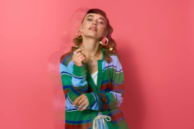 Genç bir kadın kendine güvenen, kendine güvenen, kendine has moda anlayışını sergiliyor..