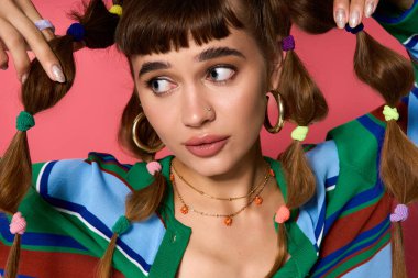 Genç bir kadın şık saçlarıyla gösterişli aksesuarlarıyla gösteriş yapıyor..