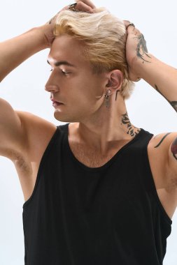 Şık genç adam kendine güvenerek modern moda anlayışını ve eşsiz tarzını sergiliyor..