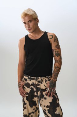 Yakışıklı genç adam kendine güvenerek benzersiz bir stili çağdaş eğilimlerle harmanlıyor..