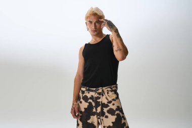 Yakışıklı genç adam kendine güveni tam bir şekilde duruyor, kendine has bir tarzı ve karizması var..