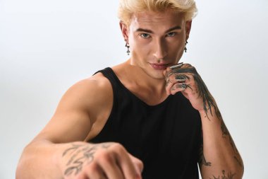 Genç adam kendine güveni ve hüneriyle, cesur duruşuyla moda anlayışını sergiliyor..