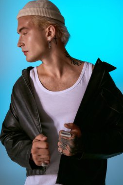 Yakışıklı genç adam modaya uygun bir şekilde poz veriyor, eşsiz tarzıyla dikkatleri üzerine çekiyor..