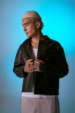 Yakışıklı genç adam şık bir kıyafetin içinde özgüvenle poz veriyor, bir moda anını vurguluyor..