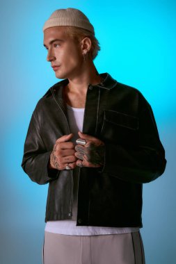 Şık bir genç adam, görünüşünü gösteren modaya uygun bir ortamda kendine güvenerek poz verir..