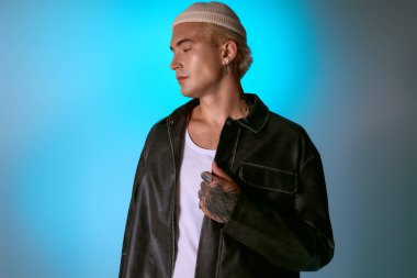 Siyah ceketli ve bereli genç adam modern bir güven yayıyor..